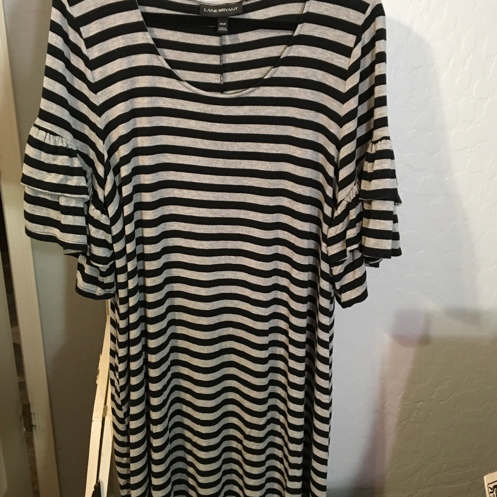 MIDI dress with ruffle sleeves 18/20 EUC